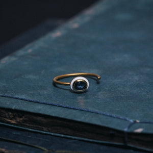 青藍 K18 sapphire with enamel cuff ring
