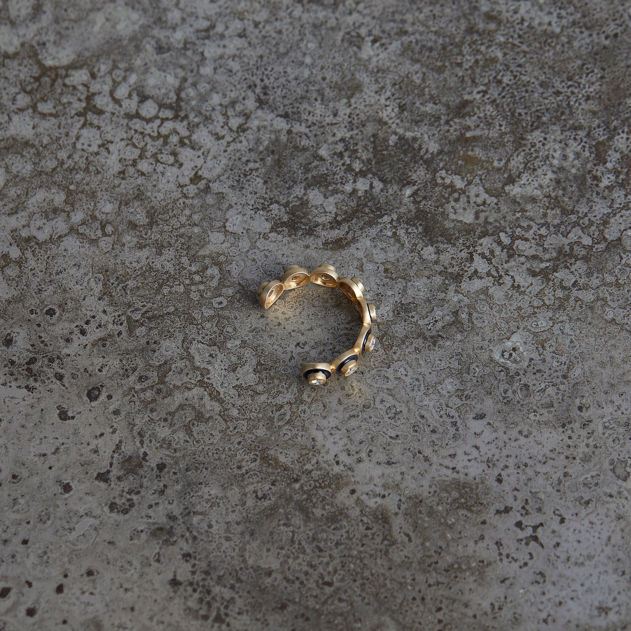 白露 K18 diamond with enamel eternity cuff ring