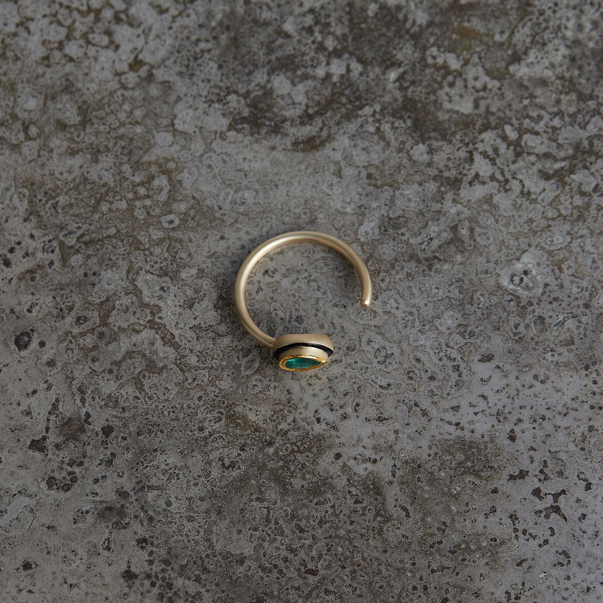わかばえ K18 emerald with enamel cuff ring